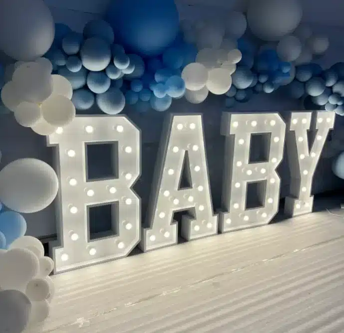 BABY lichtletters met blauwe ballondecor voor een babyshower