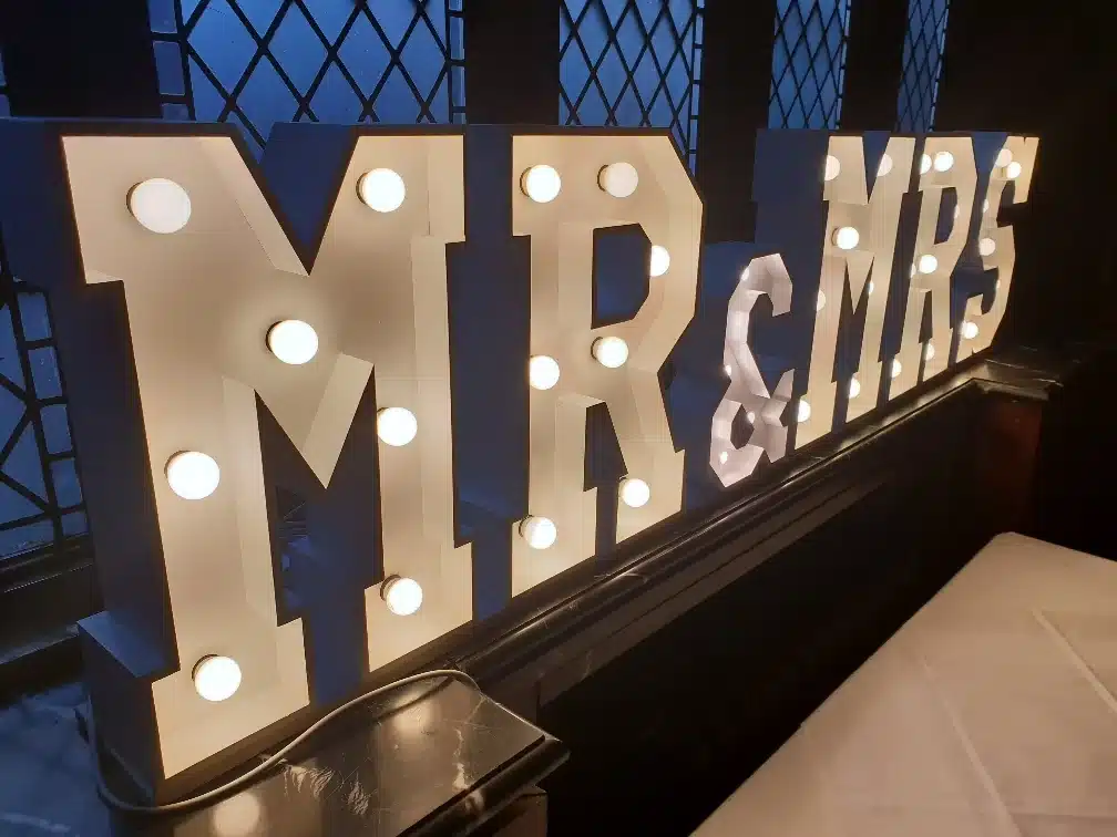 MR & MRS lichtletters bij een sfeervol trouwfeest