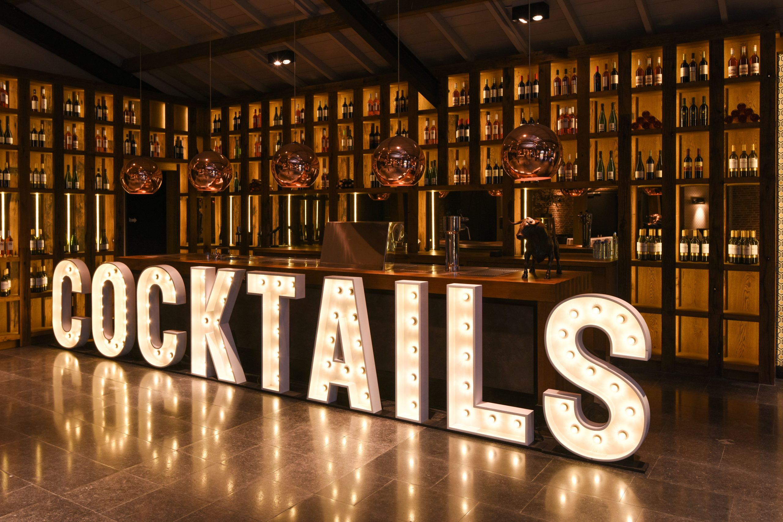 COCKTAILS lichtletters bij een sfeervolle bar op een feest