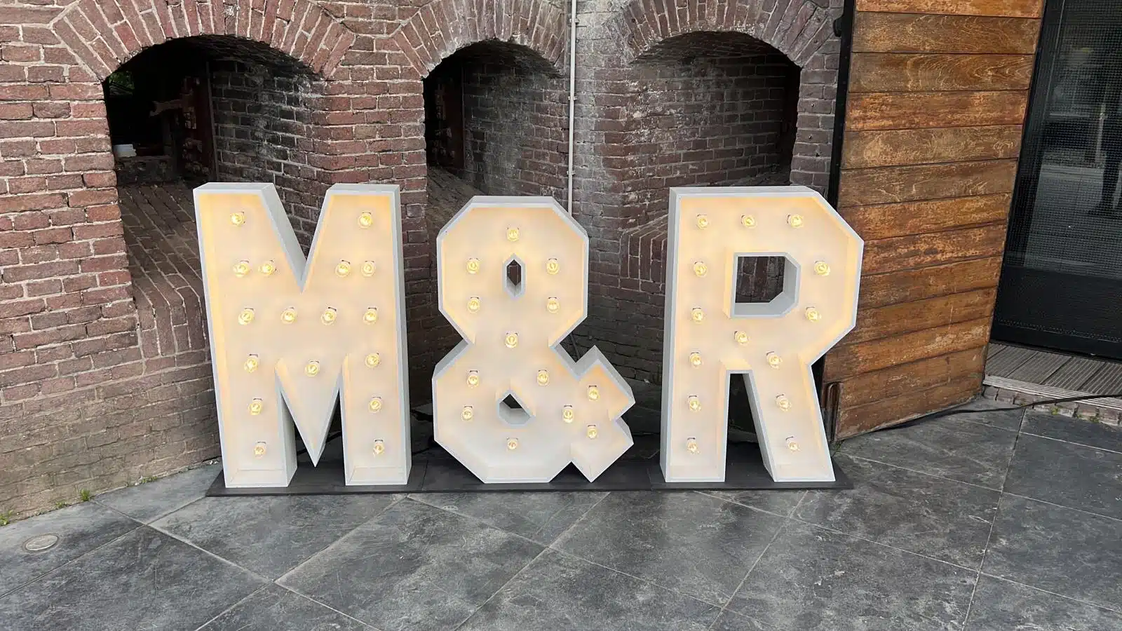M&R lichtletters met initialen bij een trouwfeest